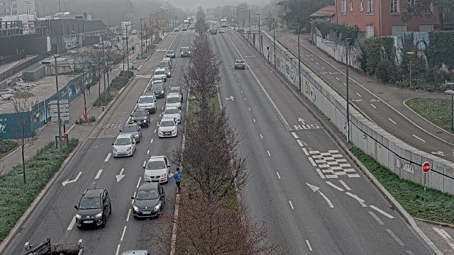 Webcam au début de l'autoroute A43. Caméra située à Lyon sur l'avenue Jean Mermoz. Vue orientée vers Grenoble et Bourgoin-Jallieu