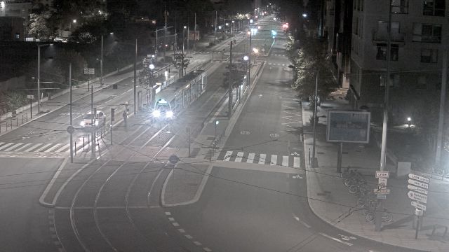 Webcam au début de l'autoroute A43. Caméra située à Lyon sur l'avenue Jean Mermoz au niveau du métro Mermoz - Pinel et de la jonction avec le boulevard Pinel