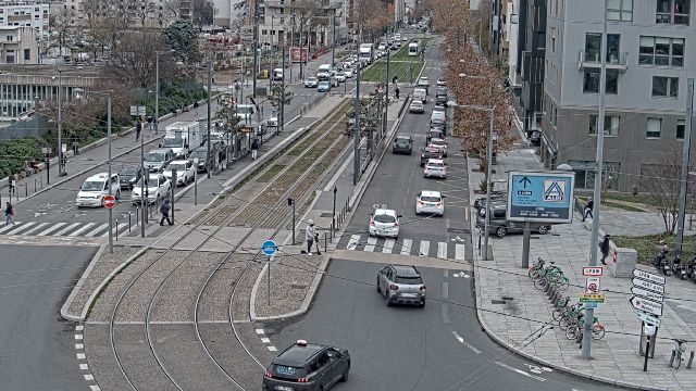 Webcam au début de l'autoroute A43. Caméra située à Lyon sur l'avenue Jean Mermoz au niveau du métro Mermoz - Pinel et de la jonction avec le boulevard Pinel
