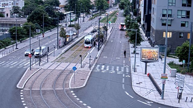 <h2>Webcam au début de l'autoroute A43. Caméra située à Lyon sur l'avenue Jean Mermoz au niveau du métro Mermoz - Pinel et de la jonction avec le boulevard Pinel</h2>