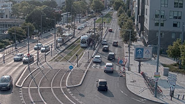 <h2>Webcam au début de l'autoroute A43. Caméra située à Lyon sur l'avenue Jean Mermoz au niveau du métro Mermoz - Pinel et de la jonction avec le boulevard Pinel</h2>