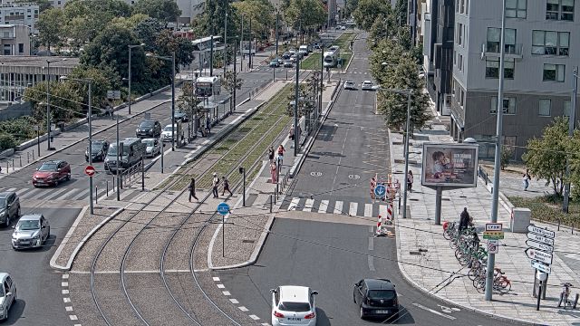 Webcam au début de l'autoroute A43. Caméra située à Lyon sur l'avenue Jean Mermoz au niveau du métro Mermoz - Pinel et de la jonction avec le boulevard Pinel