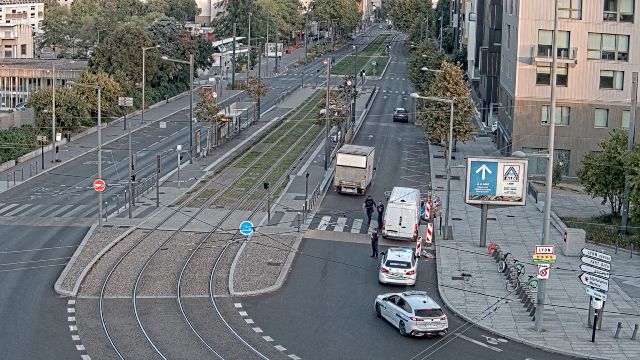 Webcam au début de l'autoroute A43. Caméra située à Lyon sur l'avenue Jean Mermoz au niveau du métro Mermoz - Pinel et de la jonction avec le boulevard Pinel