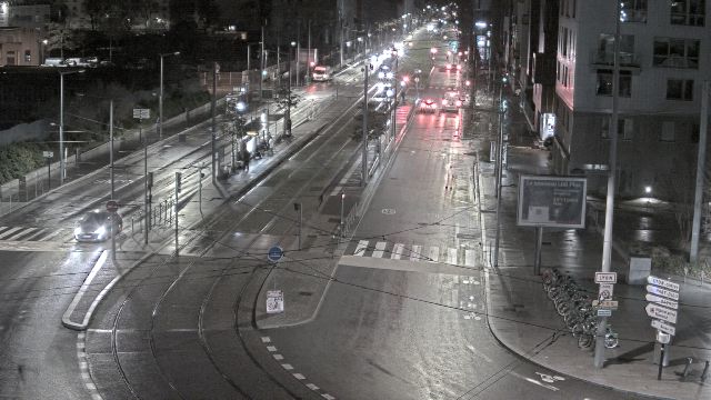 Webcam au début de l'autoroute A43. Caméra située à Lyon sur l'avenue Jean Mermoz au niveau du métro Mermoz - Pinel et de la jonction avec le boulevard Pinel