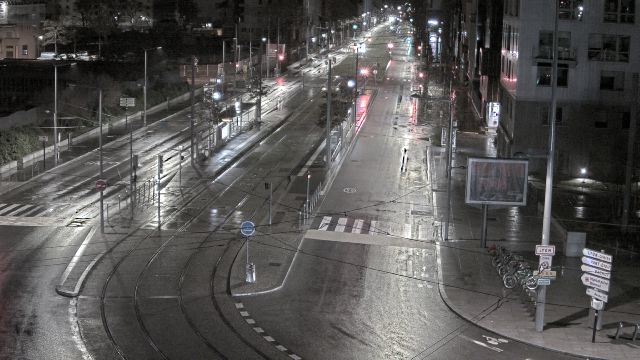Webcam au début de l'autoroute A43. Caméra située à Lyon sur l'avenue Jean Mermoz au niveau du métro Mermoz - Pinel et de la jonction avec le boulevard Pinel