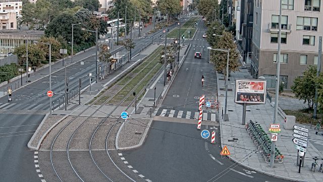 Webcam au début de l'autoroute A43. Caméra située à Lyon sur l'avenue Jean Mermoz au niveau du métro Mermoz - Pinel et de la jonction avec le boulevard Pinel