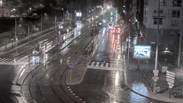 Webcam au début de l'autoroute A43. Caméra située à Lyon sur l'avenue Jean Mermoz au niveau du métro Mermoz - Pinel et de la jonction avec le boulevard Pinel
