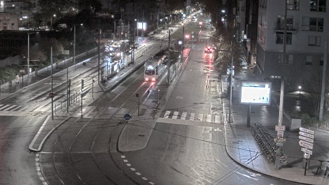 Webcam au début de l'autoroute A43. Caméra située à Lyon sur l'avenue Jean Mermoz au niveau du métro Mermoz - Pinel et de la jonction avec le boulevard Pinel