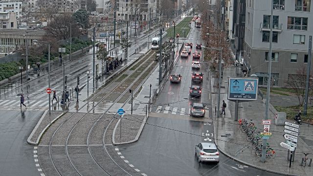 <h2>Webcam au début de l'autoroute A43. Caméra située à Lyon sur l'avenue Jean Mermoz au niveau du métro Mermoz - Pinel et de la jonction avec le boulevard Pinel</h2>