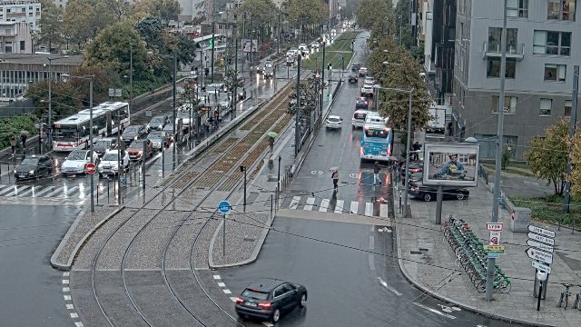 Webcam au début de l'autoroute A43. Caméra située à Lyon sur l'avenue Jean Mermoz au niveau du métro Mermoz - Pinel et de la jonction avec le boulevard Pinel