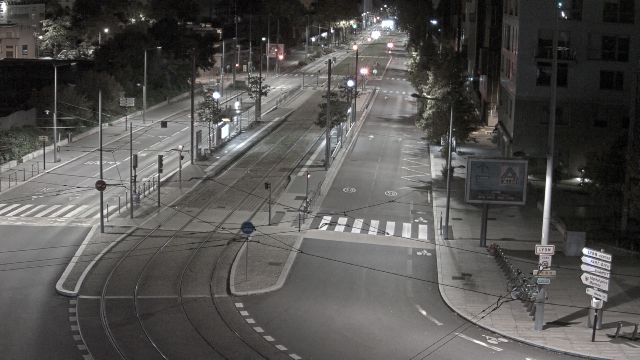 Webcam au début de l'autoroute A43. Caméra située à Lyon sur l'avenue Jean Mermoz au niveau du métro Mermoz - Pinel et de la jonction avec le boulevard Pinel