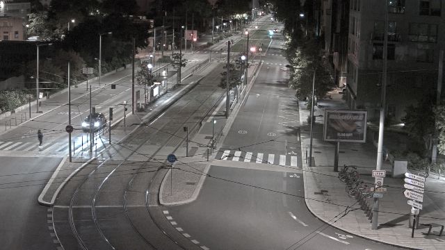 Webcam au début de l'autoroute A43. Caméra située à Lyon sur l'avenue Jean Mermoz au niveau du métro Mermoz - Pinel et de la jonction avec le boulevard Pinel