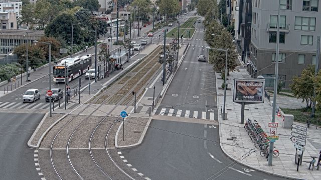Webcam au début de l'autoroute A43. Caméra située à Lyon sur l'avenue Jean Mermoz au niveau du métro Mermoz - Pinel et de la jonction avec le boulevard Pinel
