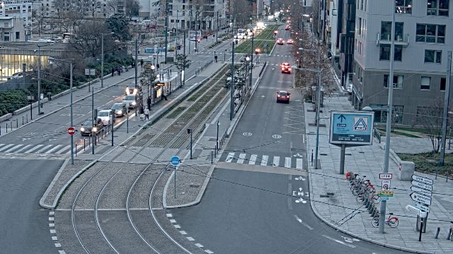 <h2>Webcam au début de l'autoroute A43. Caméra située à Lyon sur l'avenue Jean Mermoz au niveau du métro Mermoz - Pinel et de la jonction avec le boulevard Pinel</h2>