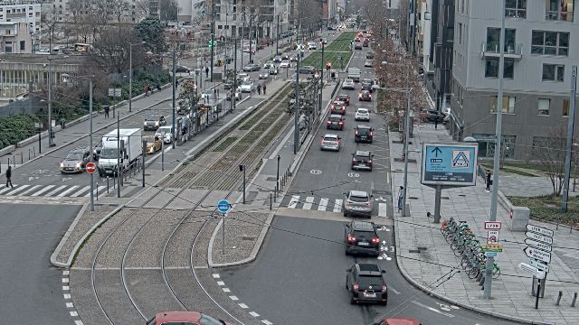 Webcam au début de l'autoroute A43. Caméra située à Lyon sur l'avenue Jean Mermoz au niveau du métro Mermoz - Pinel et de la jonction avec le boulevard Pinel