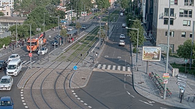 Webcam au début de l'autoroute A43. Caméra située à Lyon sur l'avenue Jean Mermoz au niveau du métro Mermoz - Pinel et de la jonction avec le boulevard Pinel