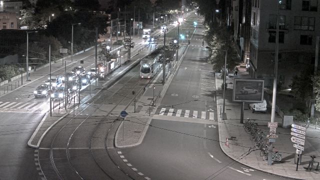 Webcam au début de l'autoroute A43. Caméra située à Lyon sur l'avenue Jean Mermoz au niveau du métro Mermoz - Pinel et de la jonction avec le boulevard Pinel