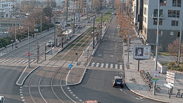 Webcam au début de l'autoroute A43. Caméra située à Lyon sur l'avenue Jean Mermoz au niveau du métro Mermoz - Pinel et de la jonction avec le boulevard Pinel