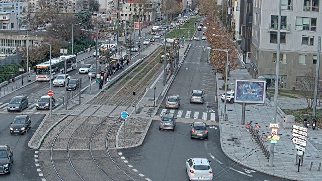 Webcam au début de l'autoroute A43. Caméra située à Lyon sur l'avenue Jean Mermoz au niveau du métro Mermoz - Pinel et de la jonction avec le boulevard Pinel