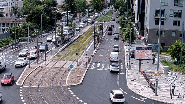 Webcam au début de l'autoroute A43. Caméra située à Lyon sur l'avenue Jean Mermoz au niveau du métro Mermoz - Pinel et de la jonction avec le boulevard Pinel