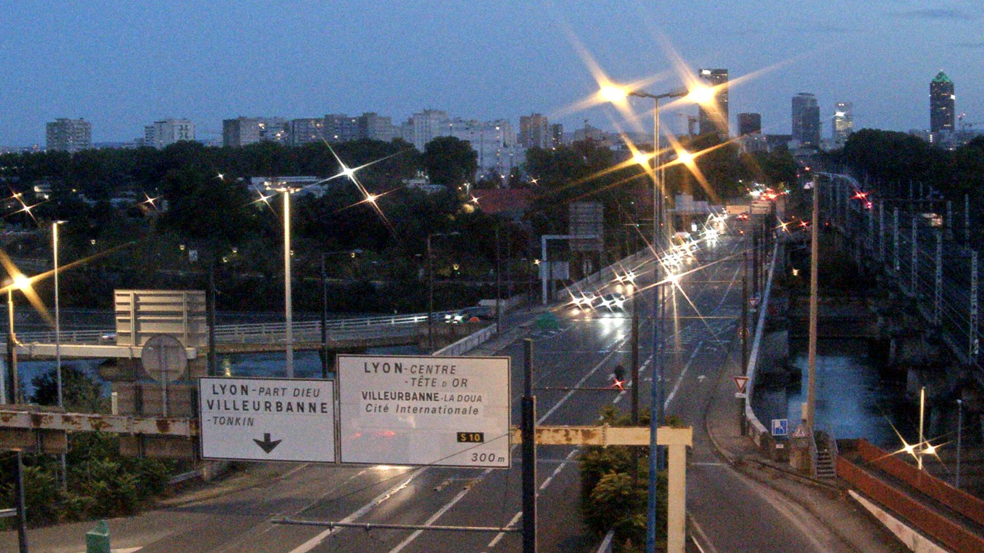 Webcam sur le pont Raymond Poincaré sur la D48, au-dessus du périphérique Nord de Lyon. Vue orientée vers le boulevard de Stalingrad, Lyon