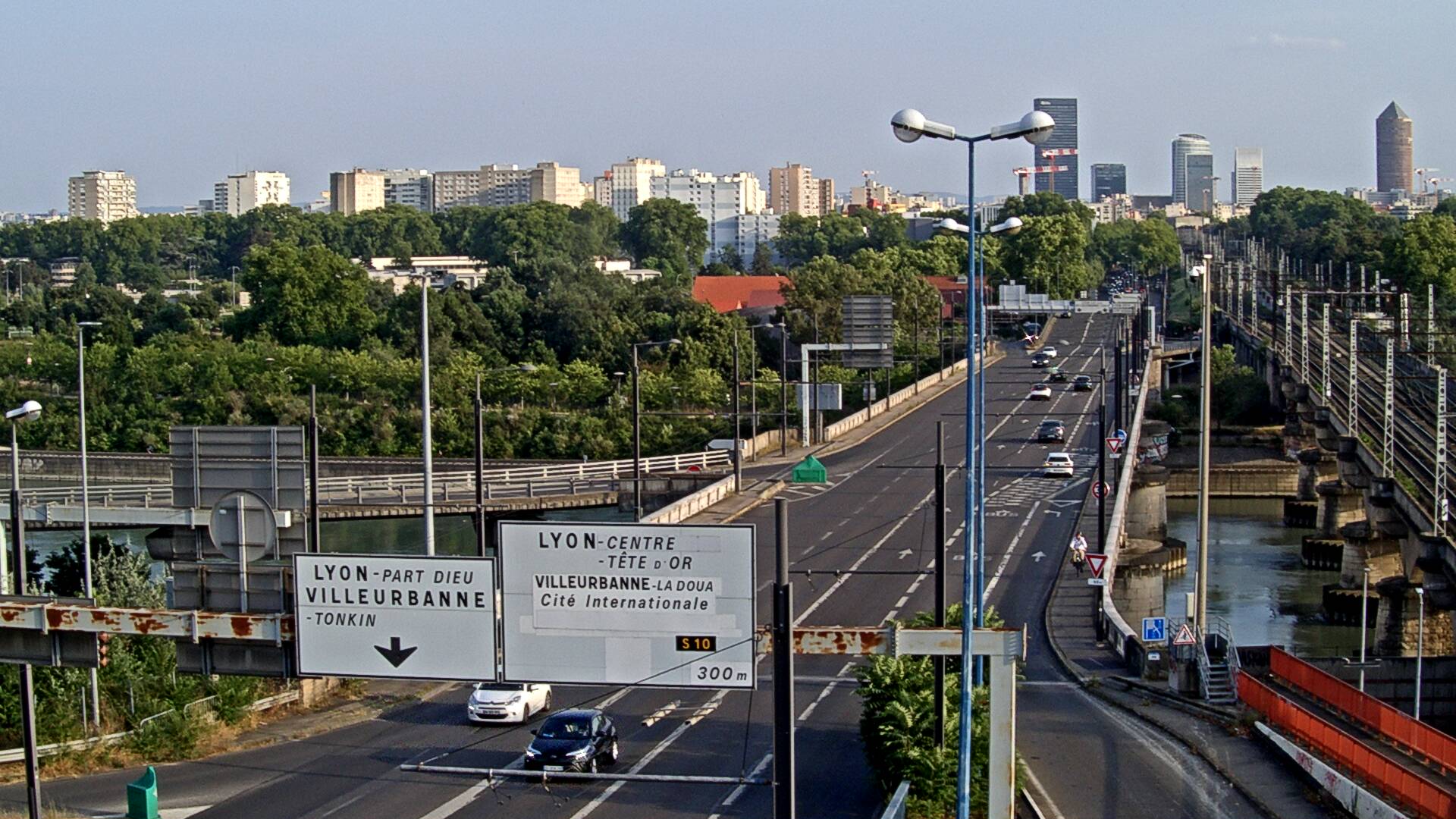 Webcam sur le pont Raymond Poincaré sur la D48, au-dessus du périphérique Nord de Lyon. Vue orientée vers le boulevard de Stalingrad, Lyon