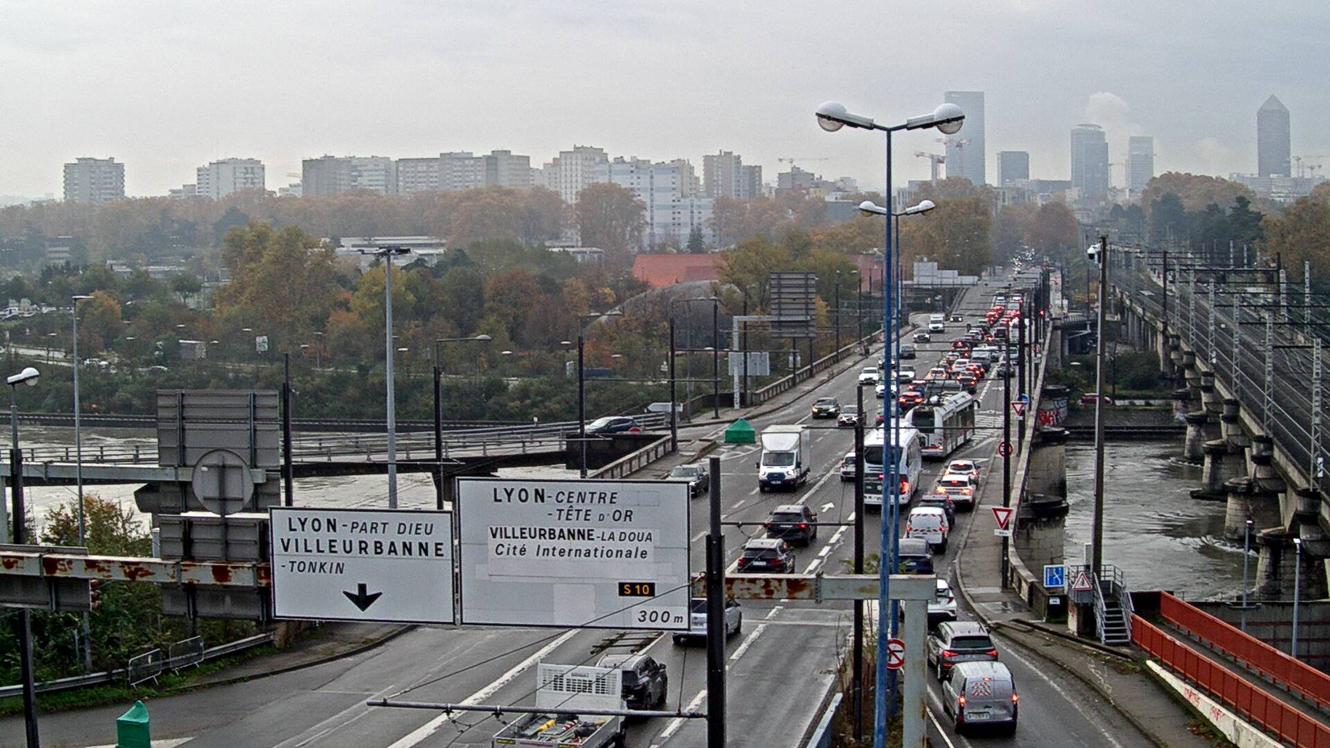 <h2>Webcam sur le pont Raymond Poincaré sur la D48, au-dessus du périphérique Nord de Lyon. Vue orientée vers le boulevard de Stalingrad, Lyon</h2>