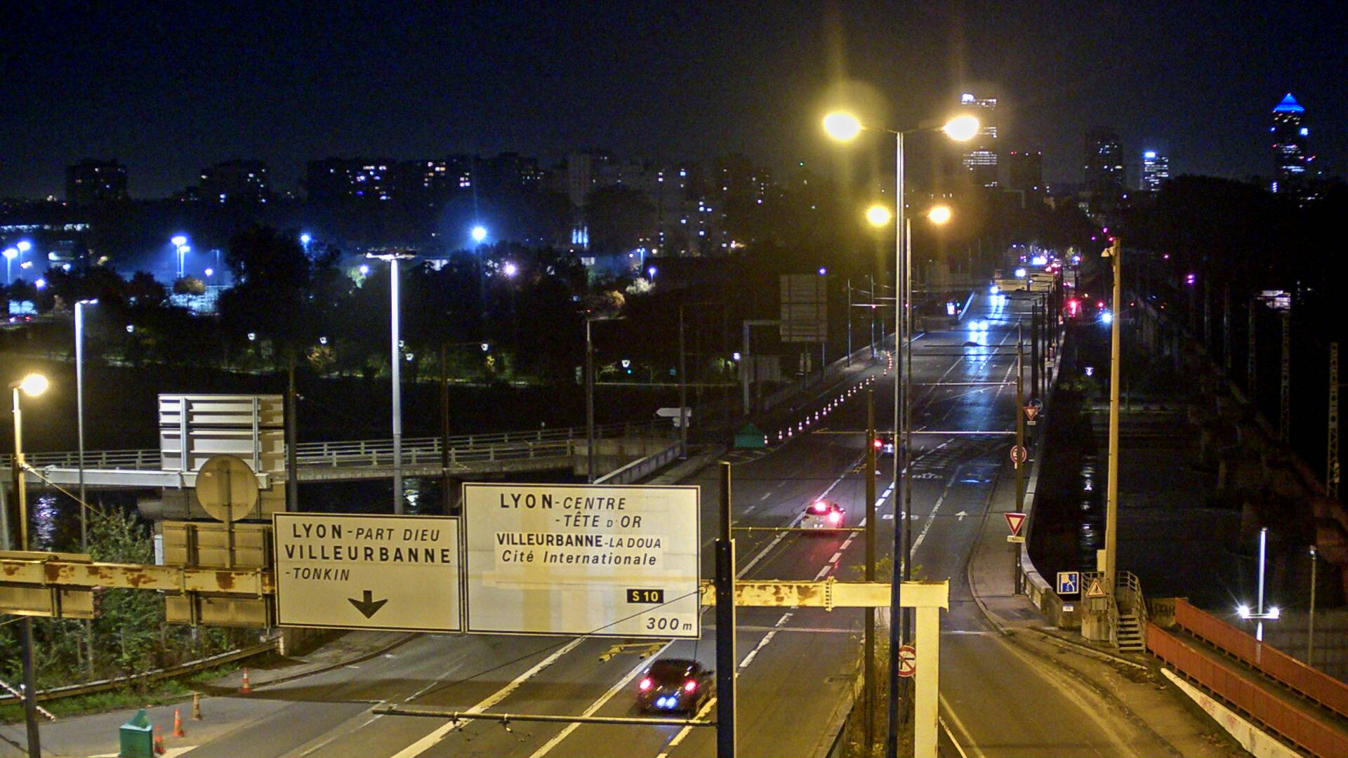 Webcam sur le pont Raymond Poincaré sur la D48, au-dessus du périphérique Nord de Lyon. Vue orientée vers le boulevard de Stalingrad, Lyon