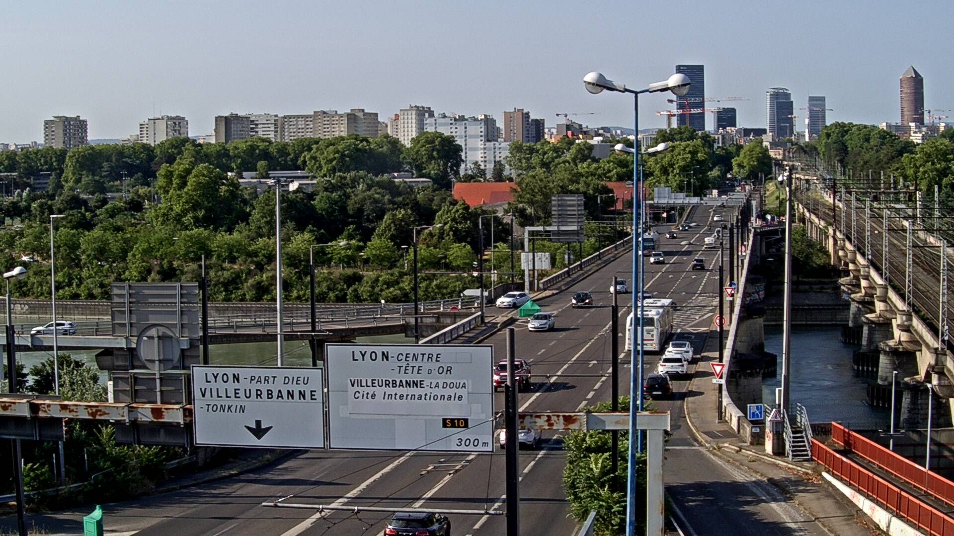Webcam sur le pont Raymond Poincaré sur la D48, au-dessus du périphérique Nord de Lyon. Vue orientée vers le boulevard de Stalingrad, Lyon