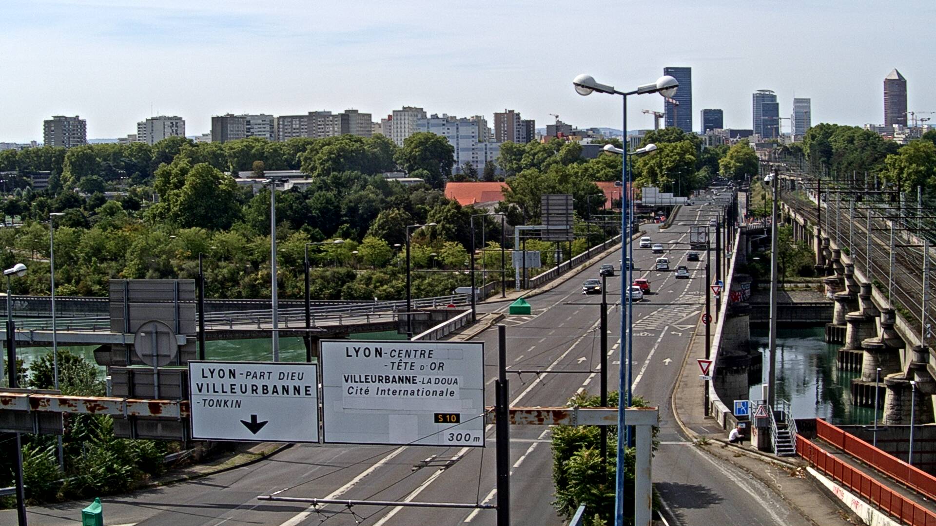 <h2>Webcam sur le pont Raymond Poincaré sur la D48, au-dessus du périphérique Nord de Lyon. Vue orientée vers le boulevard de Stalingrad, Lyon</h2>