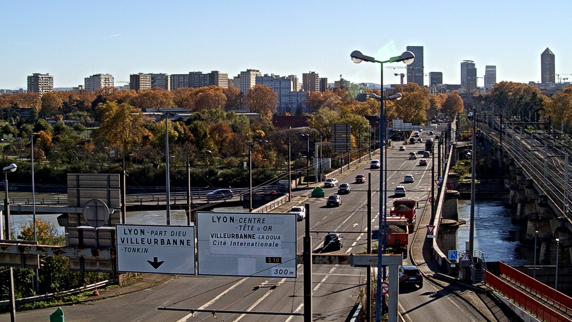 <h2>Webcam sur le pont Raymond Poincaré sur la D48, au-dessus du périphérique Nord de Lyon. Vue orientée vers le boulevard de Stalingrad, Lyon</h2>