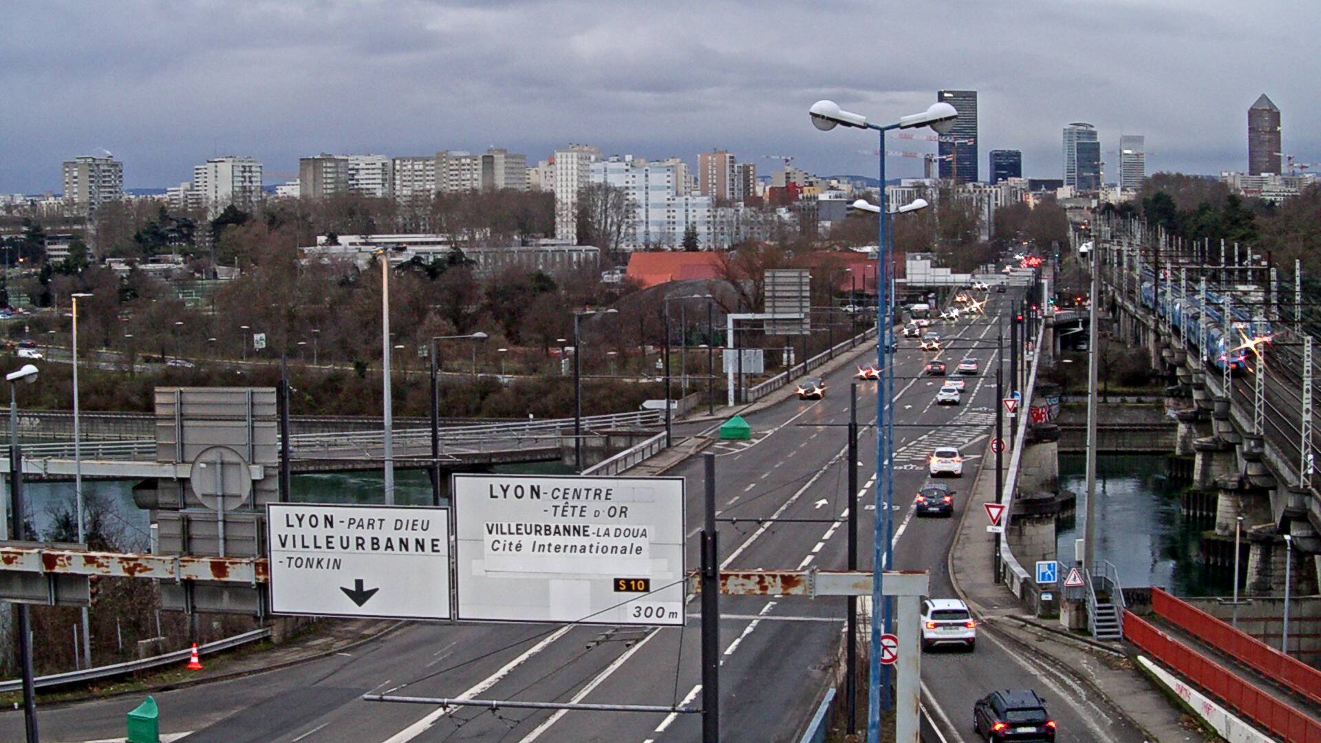 <h2>Caméra trafic sur le Boulevard périphérique Nord de Lyon, à Caluire-et-Cuire, au niveau du Pont Poincaré, en direction de Lyon et Villeurbanne</h2>