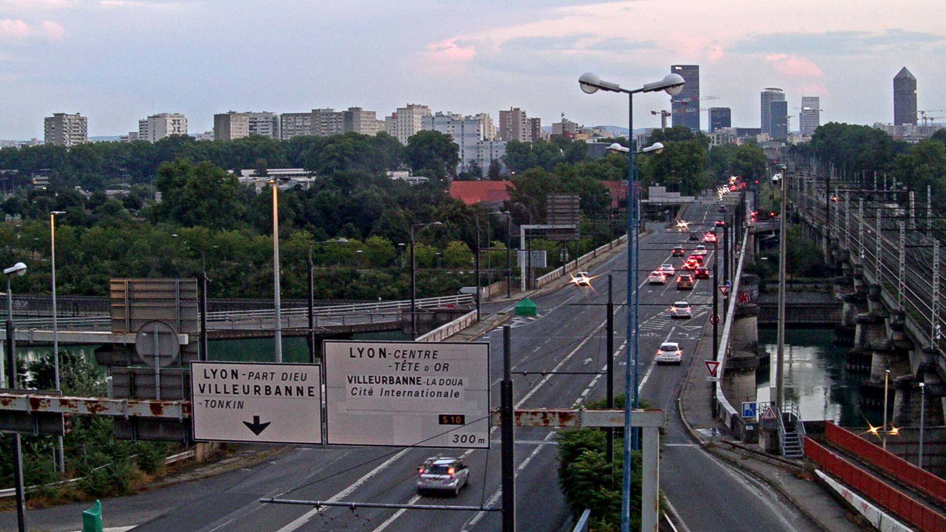 Webcam sur le pont Raymond Poincaré sur la D48, au-dessus du périphérique Nord de Lyon. Vue orientée vers le boulevard de Stalingrad, Lyon