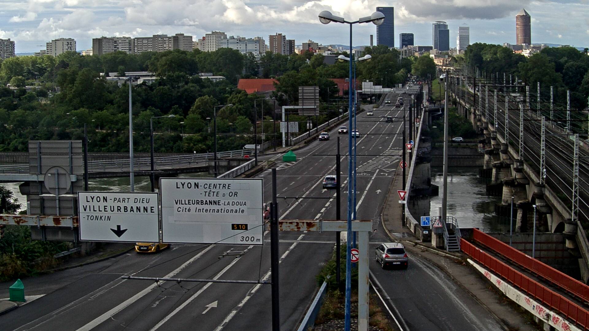 Webcam sur le pont Raymond Poincaré sur la D48, au-dessus du périphérique Nord de Lyon. Vue orientée vers le boulevard de Stalingrad, Lyon