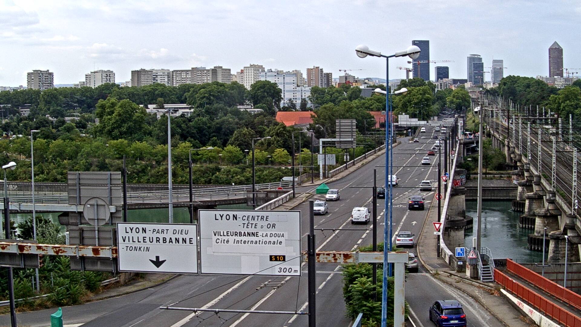 Webcam sur le pont Raymond Poincaré sur la D48, au-dessus du périphérique Nord de Lyon. Vue orientée vers le boulevard de Stalingrad, Lyon