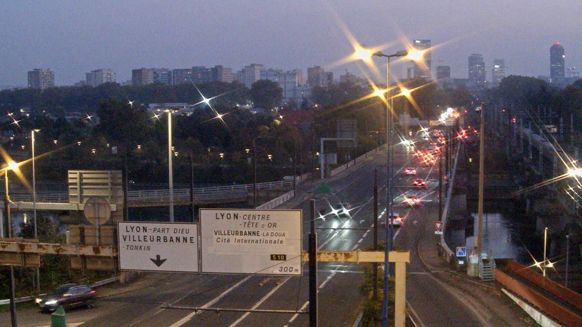 Webcam sur le pont Raymond Poincaré sur la D48, au-dessus du périphérique Nord de Lyon. Vue orientée vers le boulevard de Stalingrad, Lyon