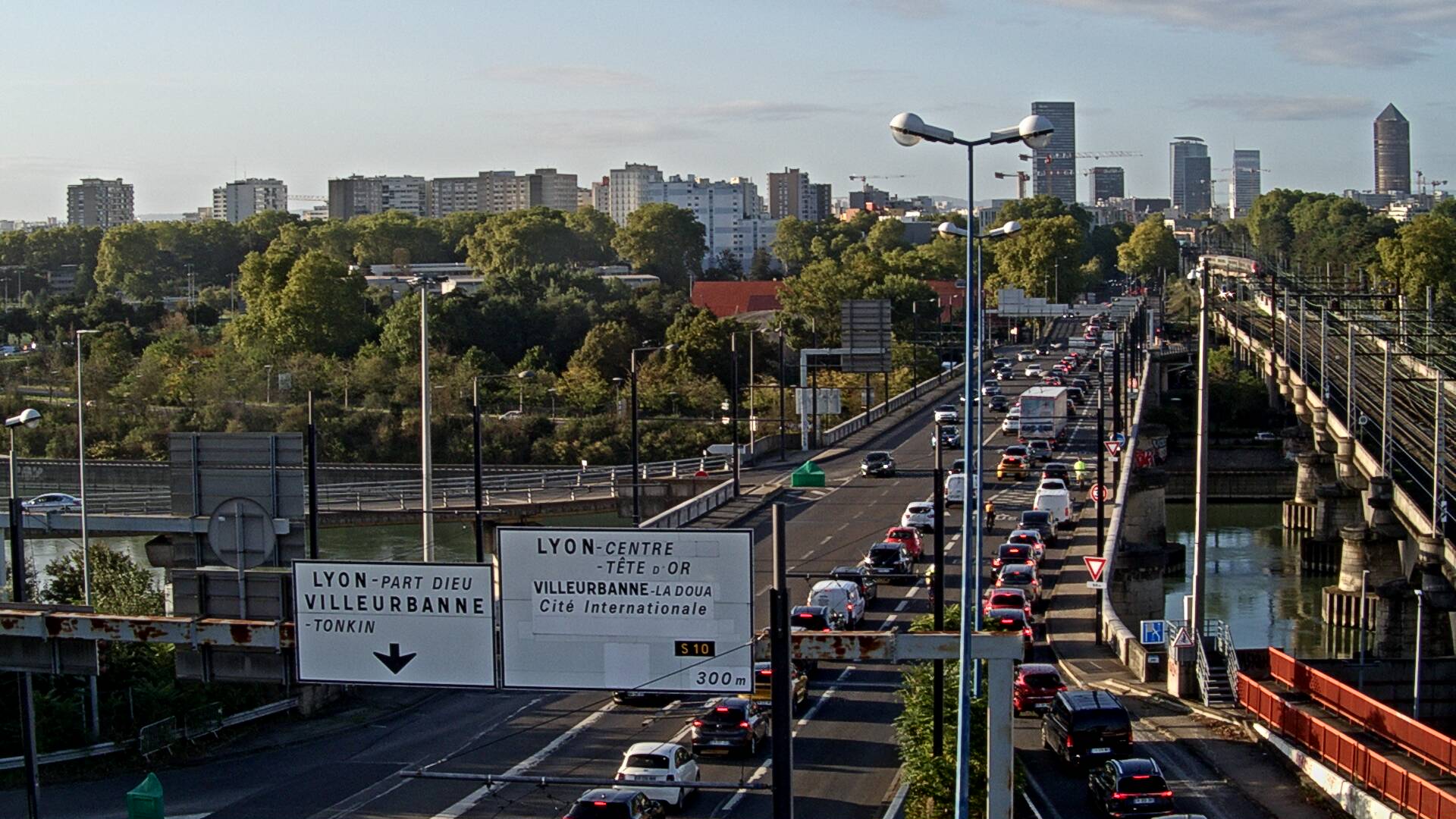 Webcam sur le pont Raymond Poincaré sur la D48, au-dessus du périphérique Nord de Lyon. Vue orientée vers le boulevard de Stalingrad, Lyon