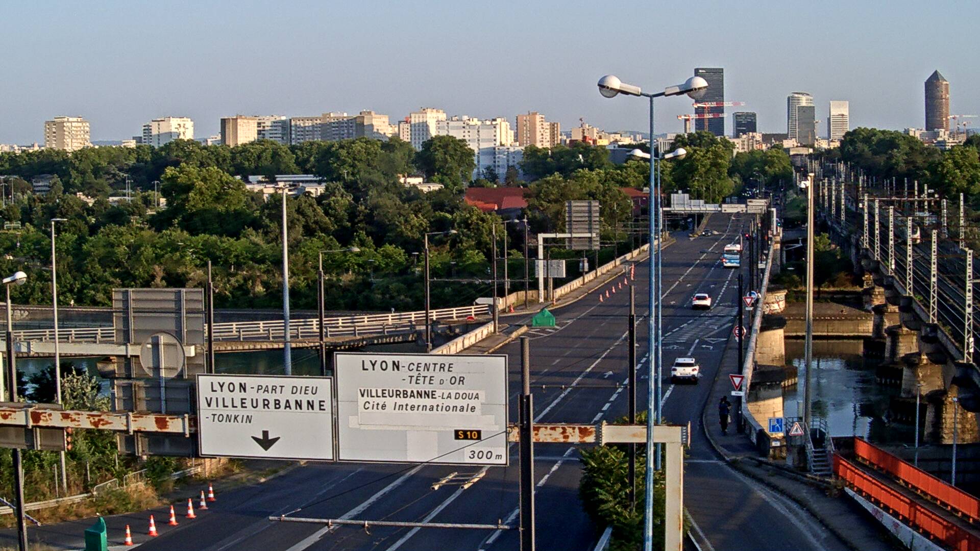 <h2>Webcam sur le pont Raymond Poincaré sur la D48, au-dessus du périphérique Nord de Lyon. Vue orientée vers le boulevard de Stalingrad, Lyon</h2>
