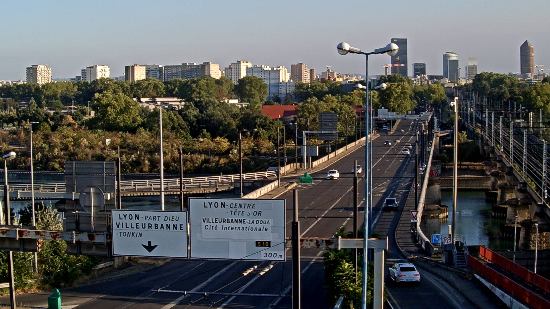 <h2>Webcam sur le pont Raymond Poincaré sur la D48, au-dessus du périphérique Nord de Lyon. Vue orientée vers le boulevard de Stalingrad, Lyon</h2>