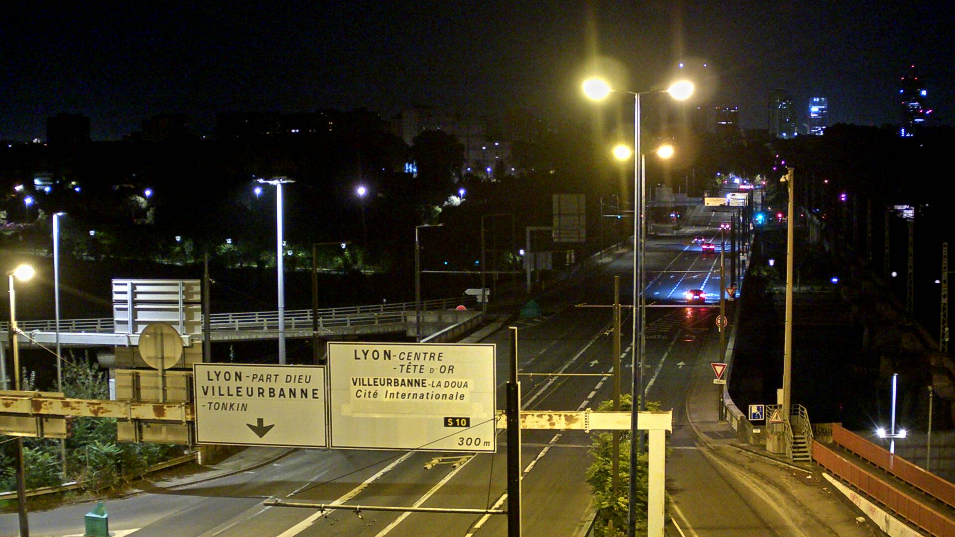 Webcam sur le pont Raymond Poincaré sur la D48, au-dessus du périphérique Nord de Lyon. Vue orientée vers le boulevard de Stalingrad, Lyon
