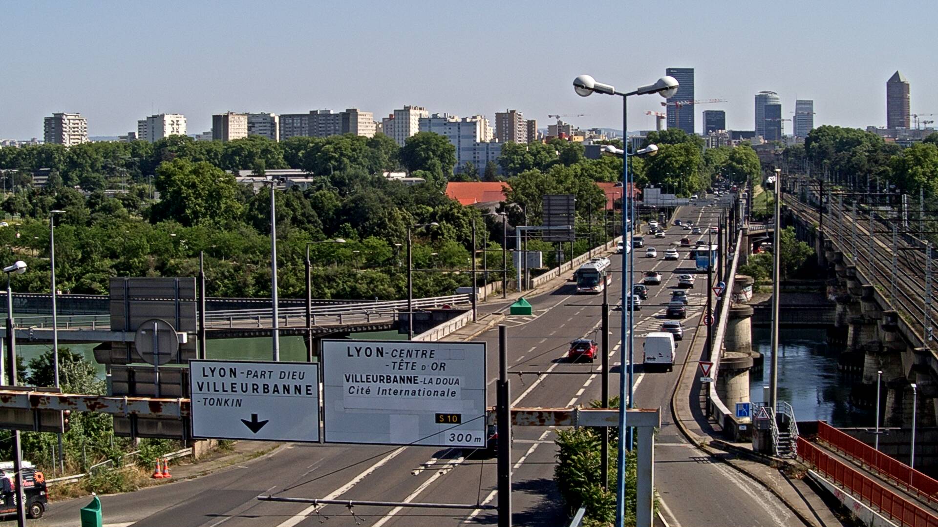 Webcam sur le pont Raymond Poincaré sur la D48, au-dessus du périphérique Nord de Lyon. Vue orientée vers le boulevard de Stalingrad, Lyon