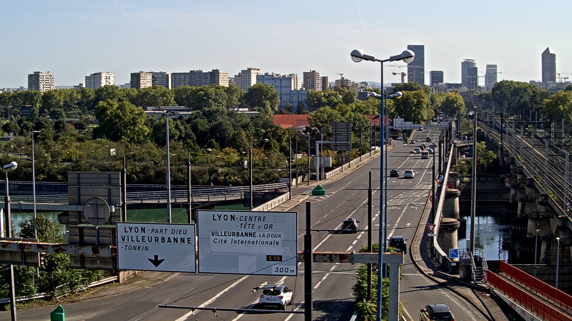 <h2>Webcam sur le pont Raymond Poincaré sur la D48, au-dessus du périphérique Nord de Lyon. Vue orientée vers le boulevard de Stalingrad, Lyon</h2>