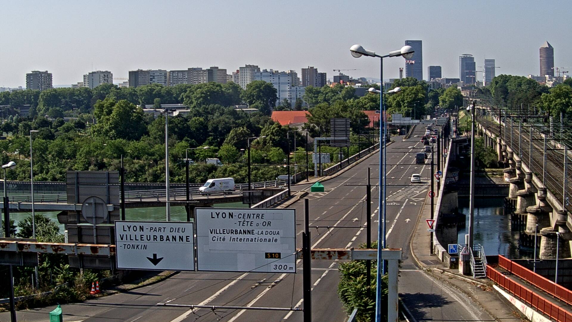 Webcam sur le pont Raymond Poincaré sur la D48, au-dessus du périphérique Nord de Lyon. Vue orientée vers le boulevard de Stalingrad, Lyon