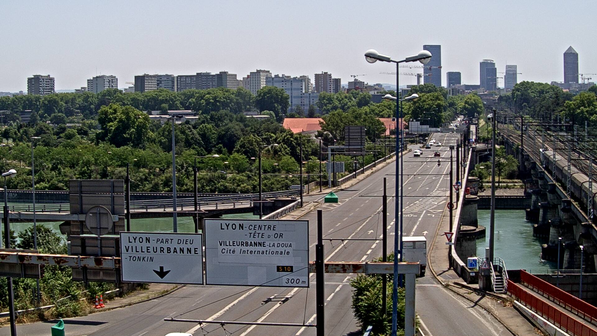 Webcam sur le pont Raymond Poincaré sur la D48, au-dessus du périphérique Nord de Lyon. Vue orientée vers le boulevard de Stalingrad, Lyon
