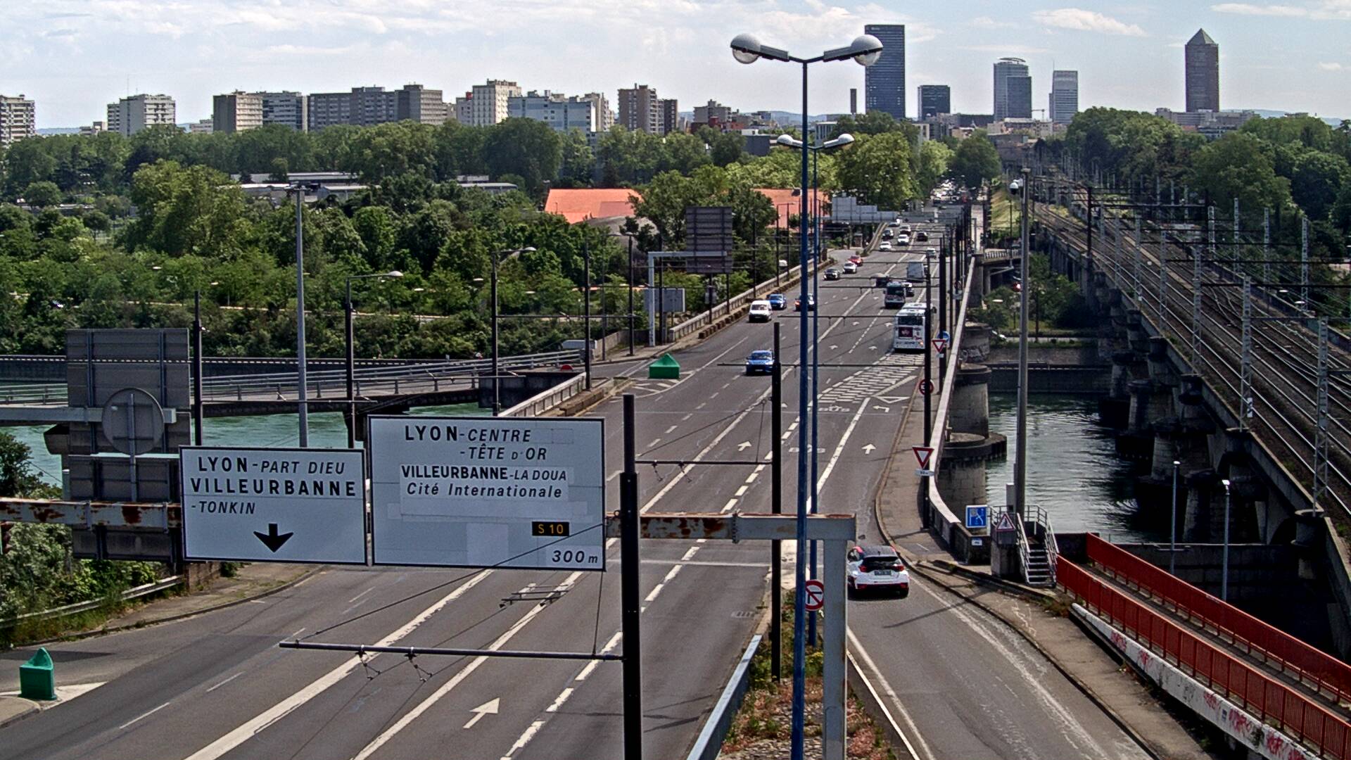 Webcam sur le pont Raymond Poincaré sur la D48, au-dessus du périphérique Nord de Lyon. Vue orientée vers le boulevard de Stalingrad, Lyon