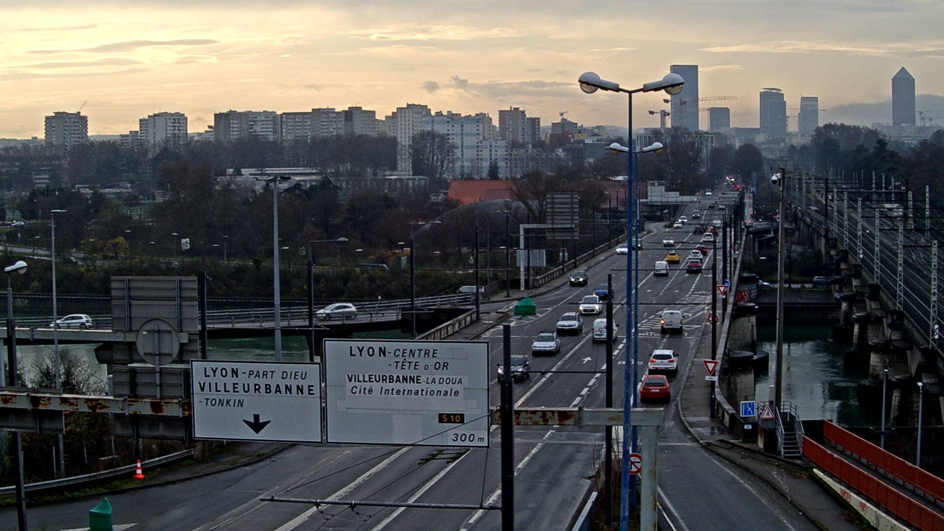 <h2>Webcam sur le pont Raymond Poincaré sur la D48, au-dessus du périphérique Nord de Lyon. Vue orientée vers le boulevard de Stalingrad, Lyon</h2>