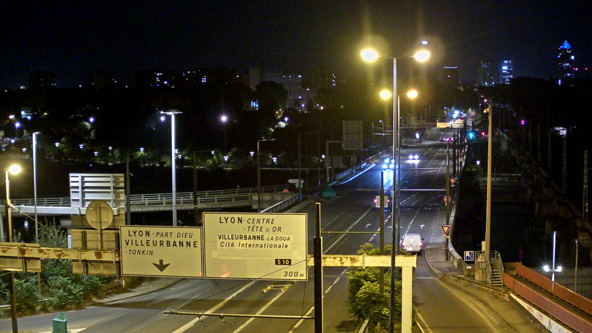 Webcam sur le pont Raymond Poincaré sur la D48, au-dessus du périphérique Nord de Lyon. Vue orientée vers le boulevard de Stalingrad, Lyon