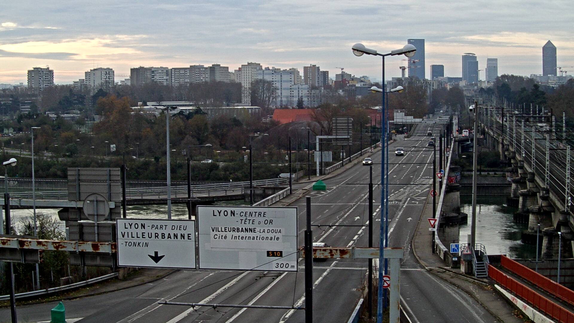 Webcam sur le pont Raymond Poincaré sur la D48, au-dessus du périphérique Nord de Lyon. Vue orientée vers le boulevard de Stalingrad, Lyon