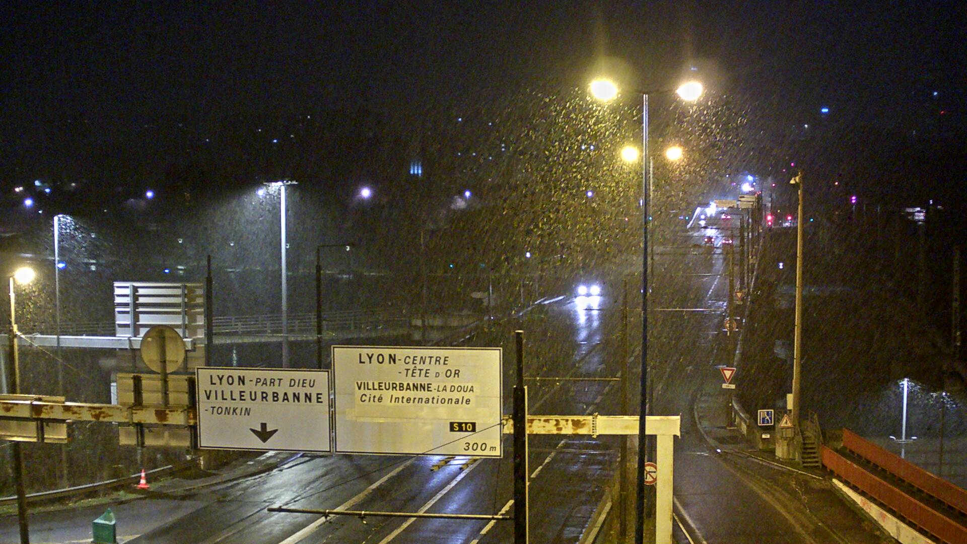 <h2>Webcam sur le pont Raymond Poincaré sur la D48, au-dessus du périphérique Nord de Lyon. Vue orientée vers le boulevard de Stalingrad, Lyon</h2>