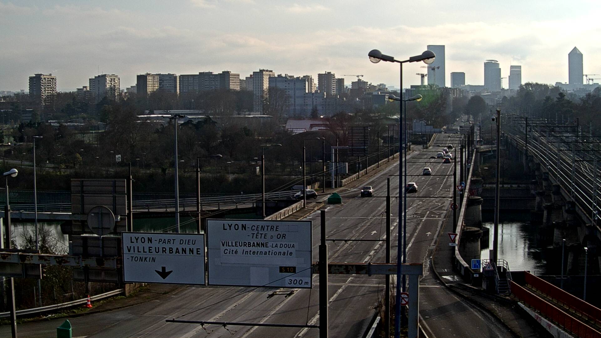Webcam sur le pont Raymond Poincaré sur la D48, au-dessus du périphérique Nord de Lyon. Vue orientée vers le boulevard de Stalingrad, Lyon